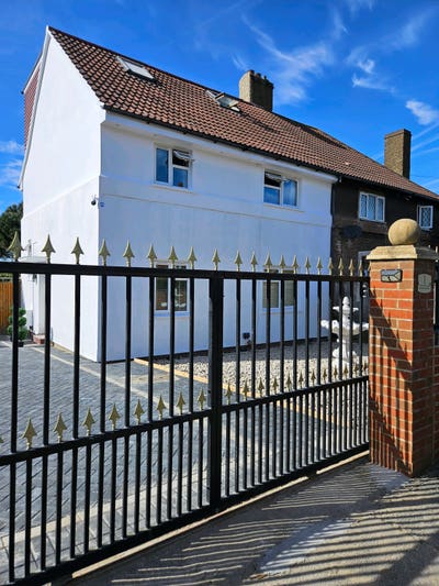 Newly Renovated house, Easy transport links Main Photo