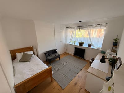 Mon-Fri new & spacious room for professional Eaton Main Photo