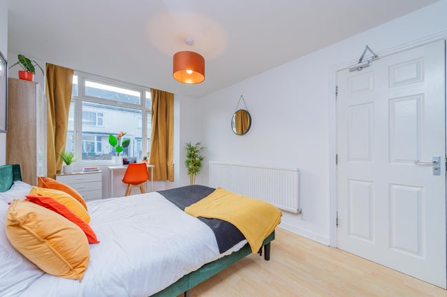 2 Bright rooms close to city centre  Main Photo