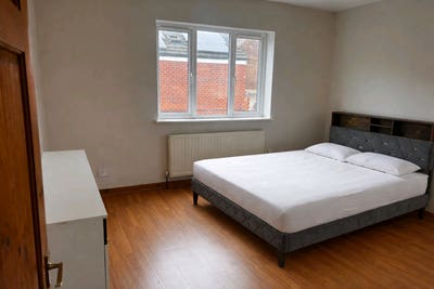 Furnished room for Pak/Indian girl  Main Photo