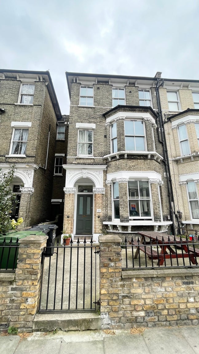 Bright Bedsit in Stockwell (Council Tax included) Main Photo