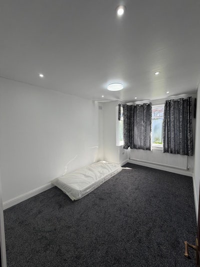 Spacious and bright double room- RM5 Main Photo