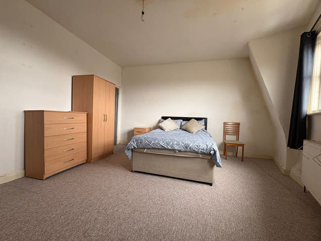 Bright Double Room Opposite Ealing Common Station  Main Photo
