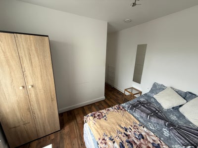Rooms available close to the Hospital📅 Camberwell Main Photo