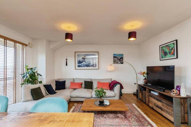 1 king ensuite room w/ bills  Main Photo