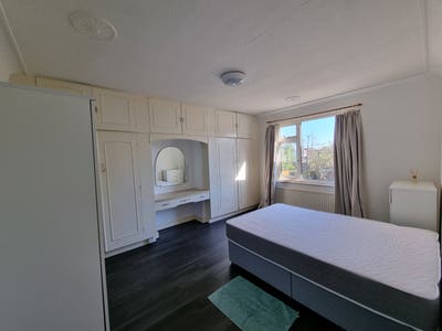 Bright, Huge Room – 5 Min Walk to Ealing Common St Main Photo