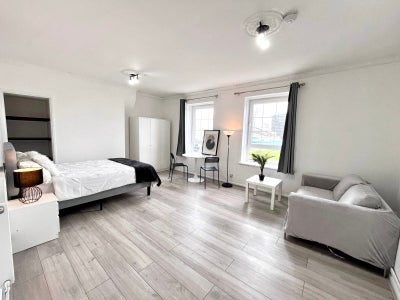 Panoramic XXL Room w/ Iconic Oval Stadium View Main Photo