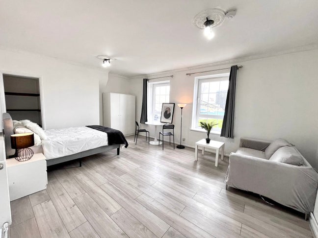 Panoramic XXL Room w/ Iconic Oval Stadium View Main Photo