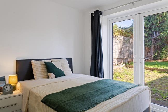 ** Modern Room Near Train Station -No Bills To Pay Main Photo