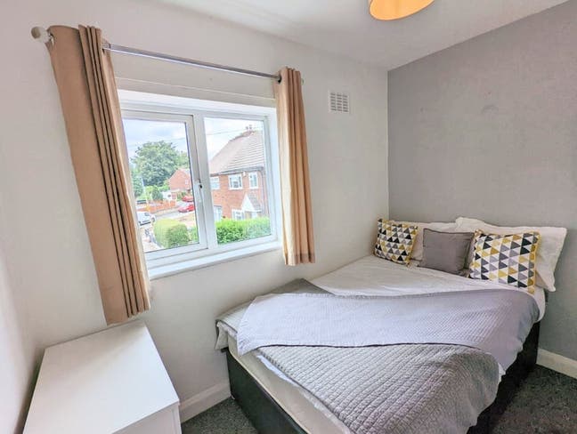 ** Modern Room Near Train Station -No Bills To Pay Main Photo