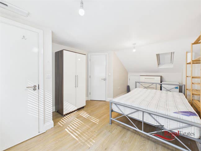  Double Ensuite Loft Room to Rent in Willesden Main Photo