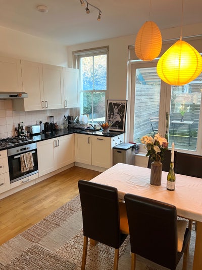 Flat available in W12!  Main Photo