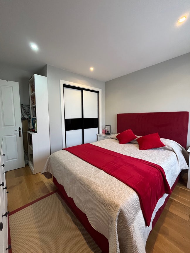 A Large & Modern Double Bedroom  Main Photo