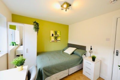 REDUCED - Designer 9 Bed Fallowfield 🏡 Main Photo