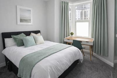 Furnished double room in a professional houseshare Main Photo