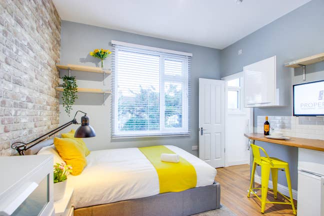 Lovely Double Room 2 Mins Walk to Town Centre Main Photo