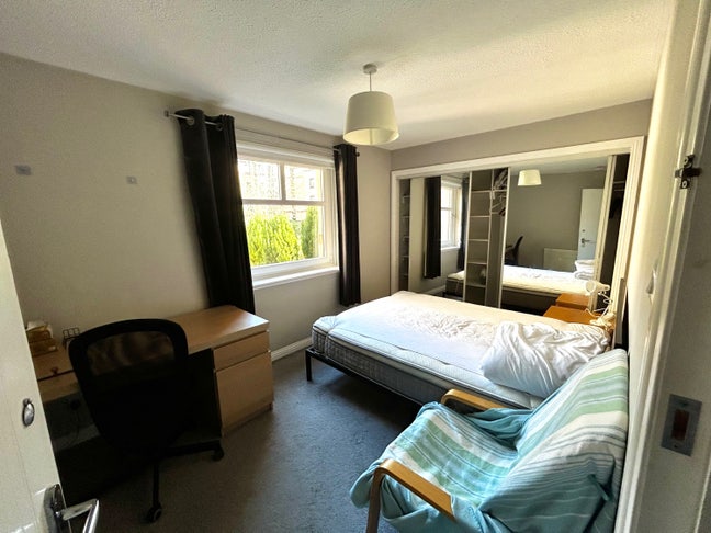 Large Double (En-suite) + Spacious living room Main Photo