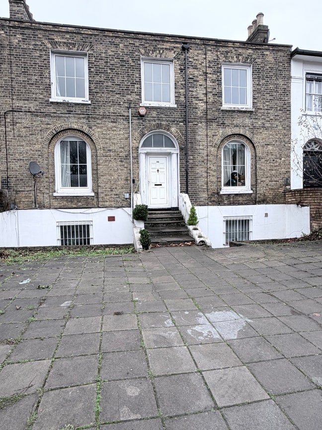  Large double room — 15 mins to Elephant Main Photo