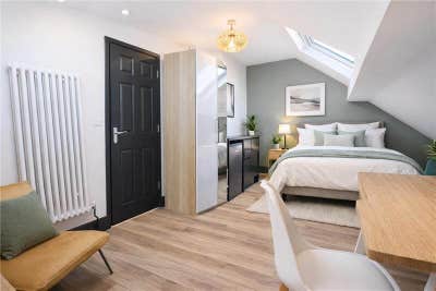 Furnished double room in a professional houseshare Main Photo