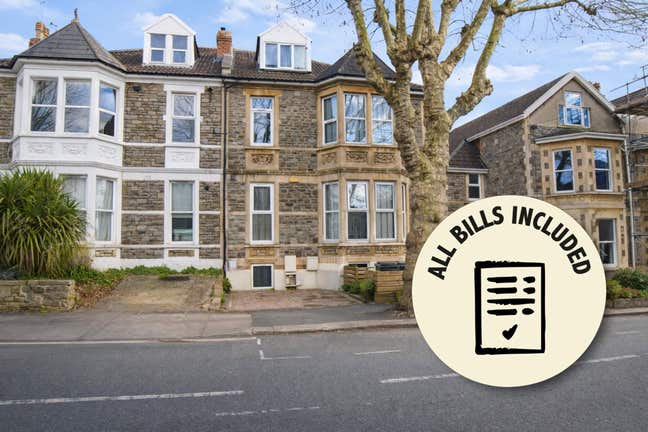 Furnished double room in a professional houseshare Main Photo