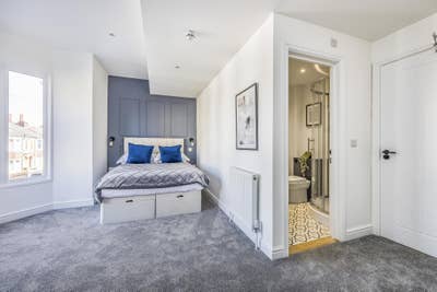 Couples Room Available | North End Main Photo