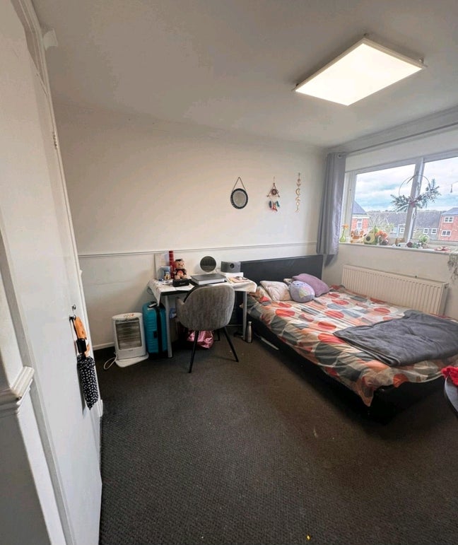 Room Available Perfect for Singles or Couple Main Photo