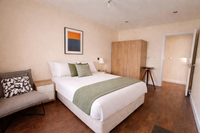 Big Room in a Modern Flat / Canary Wharf Main Photo