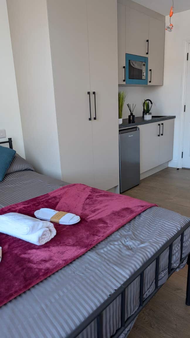 Double Ensuite Room for Couples – Ealing W5 Main Photo