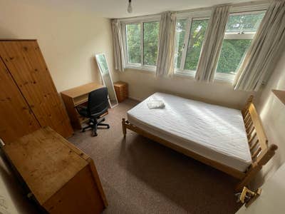 Double Bedroom in Shared House - Uxbridge  Main Photo