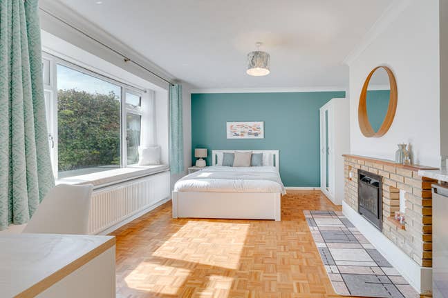 🏡 HUGE Kingsize Room + Kitchenette + Parking 🚗 Main Photo