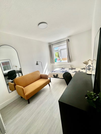 Newly renovated with en-suite rooms. Mile end.  Main Photo