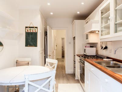 Bright 1 bedroom flat with lovely garden in Chelse Main Photo