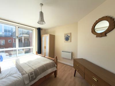 Bright Double Room! &pound;700 Bills Included! B18  Main Photo