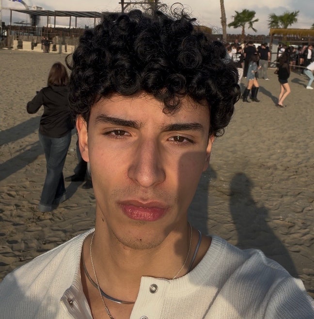 italian teen moving to england Main Photo