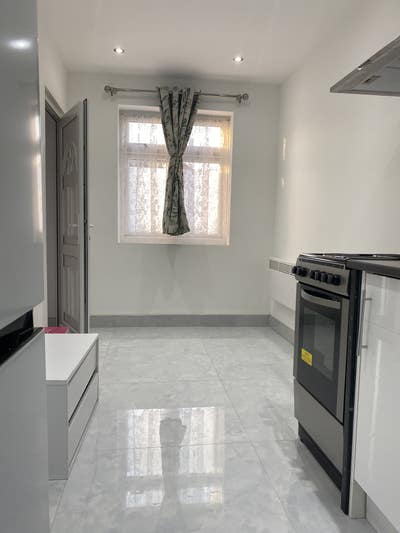 Studio one bed en-suite with separate kitchen Main Photo