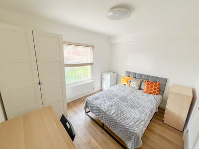 En-suite Room Available in Hendon close to MDX Main Photo