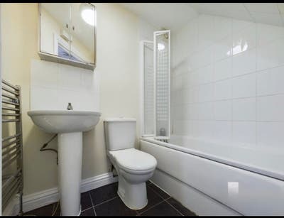 1 Double Bed room available in Stanwell TW19  Main Photo