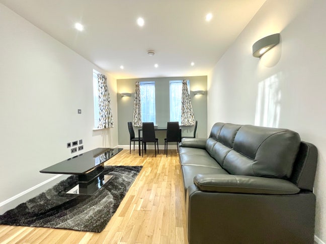 Modern 2-Bed flat with  a patio Main Photo