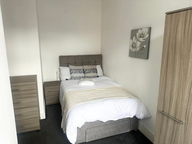 Avail Now Room Close to Bramley Train Station Main Photo