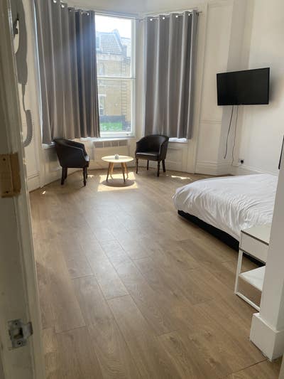 Large flat available mid May all bills wifi incl Main Photo