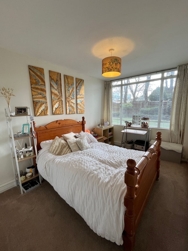 Large double bedroom in leafy Southfields Main Photo