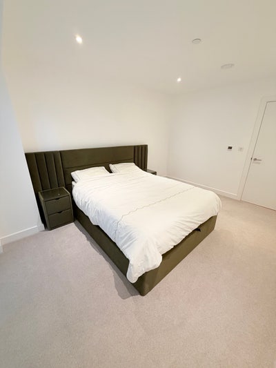 Brand new super king size room-Riverside location Main Photo