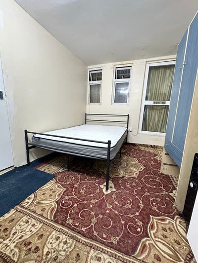 Single Furnished Room  Main Photo