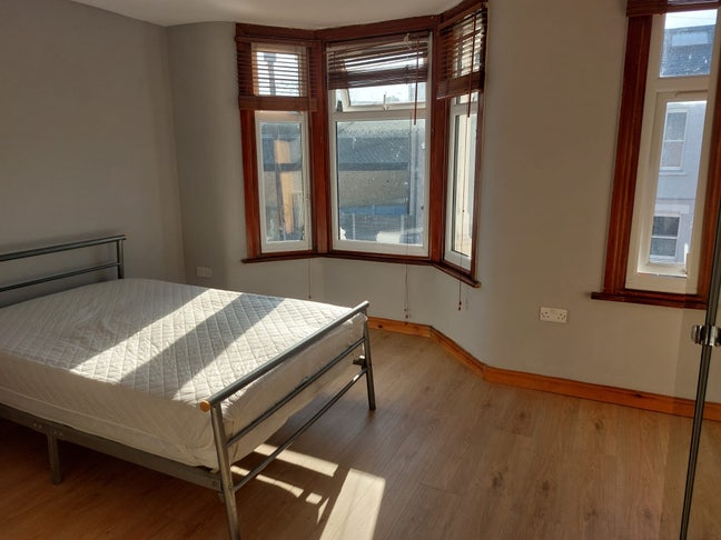 *Master bedroom on quiet rd. Bills inc * Main Photo