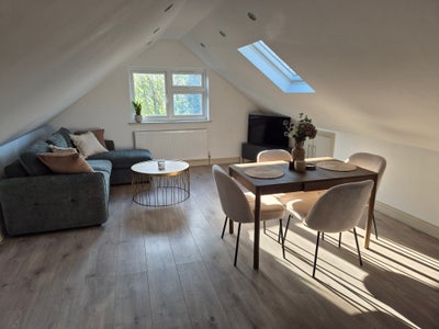 Spacious Double Bedroom in Bright, Modern Top-Flat Main Photo