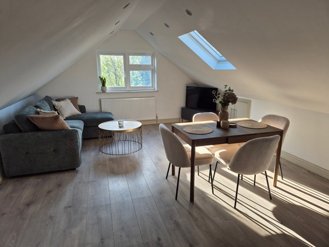 Spacious Double Bedroom in Bright, Modern Top-Flat Main Photo