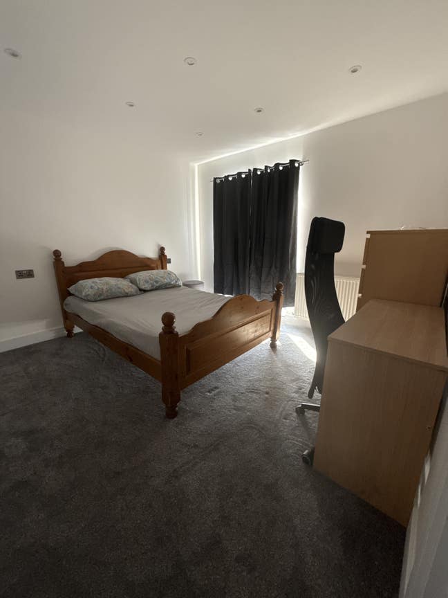 Double Room In A New Built 2 Bedroom Large House Main Photo