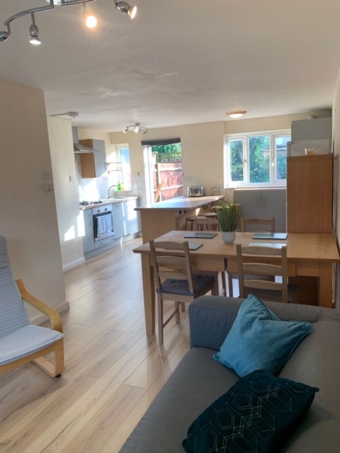 Double room available in shared house Main Photo