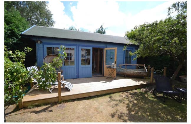 1-Bed Garden Cabin with Private Access – bills inc Main Photo