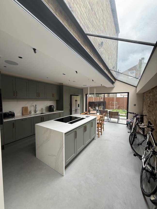 Modern Spare Room with 3 House Mates Main Photo